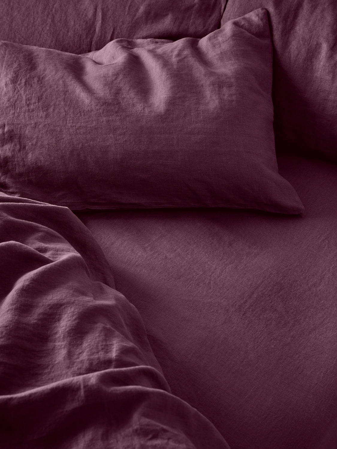Piglet-in-Bed-AW-Plain-Linen-Bedding-Berry-Fitted-Sheet2_copy_2