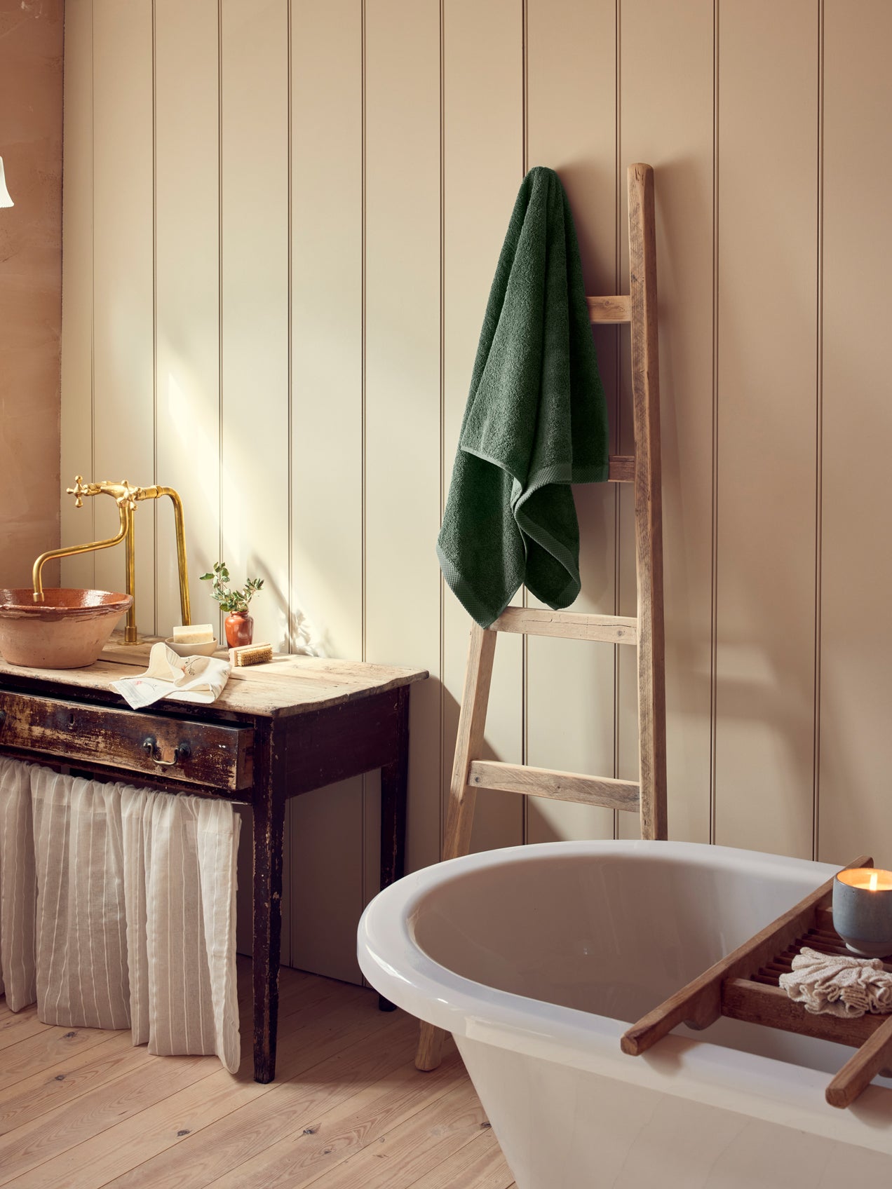 TobyMitchell2024_PIGLET_15_GREEN_TOWELS_copy